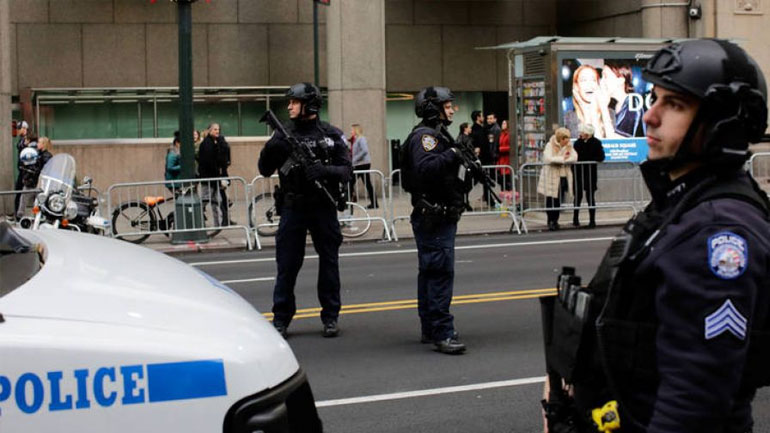 ΗΠΑ: Ενισχύονται τα μέτρα ασφαλείας στη Νέα Υόρκη – Φάκελος με λευκή σκόνη στάλθηκε στο CNN εκτός από τη βόμβα