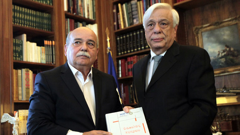 Στον Πρ. Παυλόπουλο παρέδωσε τους πρώτους τόμους του «Φακέλου της Κύπρου» ο Ν. Βούτσης