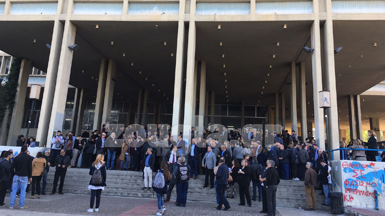 Αλυσίδα περιφρούρησης από καθηγητές στη Φιλοσοφική – Επανακατέλαβε την αίθουσα 516 ο «Ρουβίκωνας»