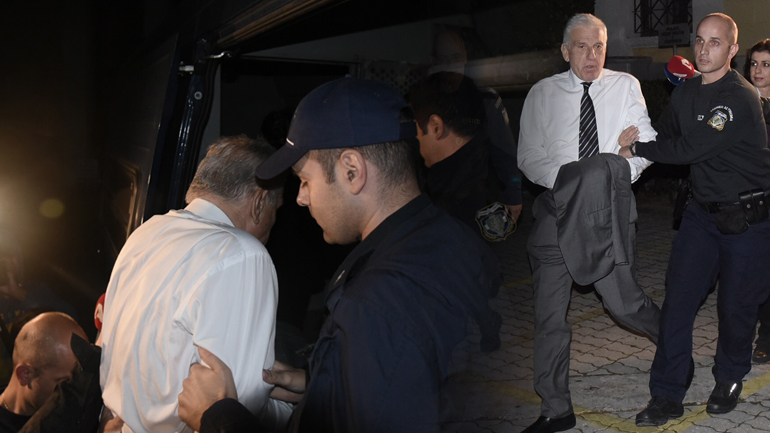 Χειροπέδες για τον Παπαντωνίου και τη σύζυγό του