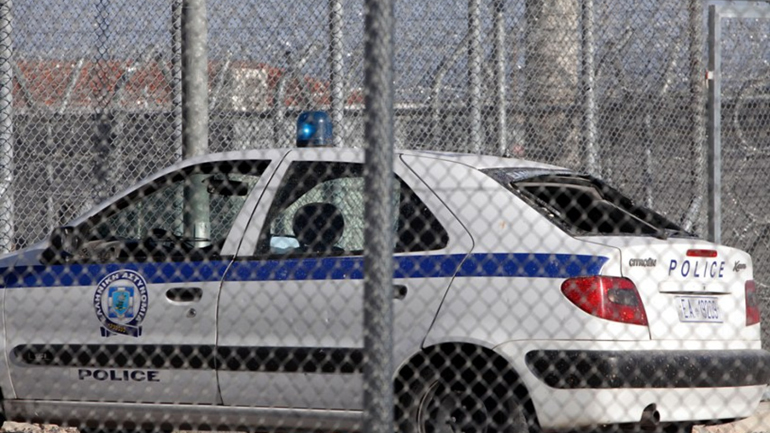 Μετέφεραν παράνομα 99 αλλοδαπούς σε δύο οχήματα- Τρεις συλλήψεις