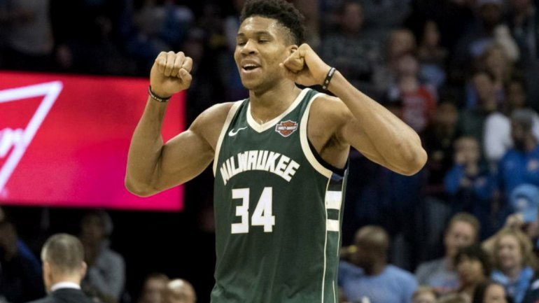 Απίστευτη no-look ασίστ από τον Αντετοκούνμπο