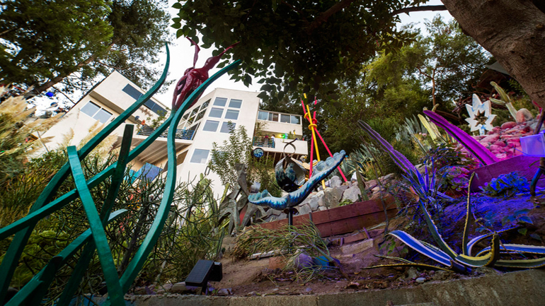 Ένας κήπος με γλυπτά κάτω από την πινακίδα «Hollywood»