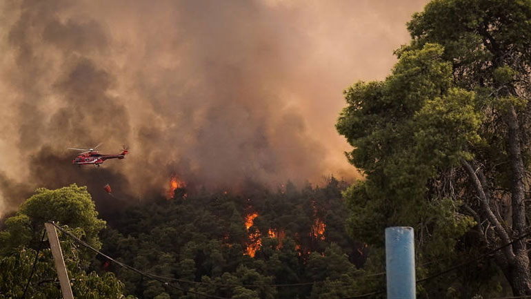 Μαίνεται η πύρινη λαίλαπα στη Σιθωνία Χαλκιδικής – Εκκενώθηκε οικισμός – Ζημιές σε κάμπινγκ