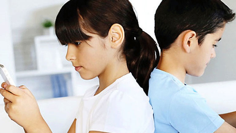 Πόσο επηρεάζουν τα κινητά τα παιδιά;