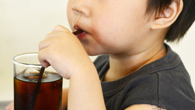 Γαλλία: Ποινή φυλάκισης σε αλκοολικό πατέρα που αντί για φαγητό έδινε στα παιδιά του αναψυκτικά