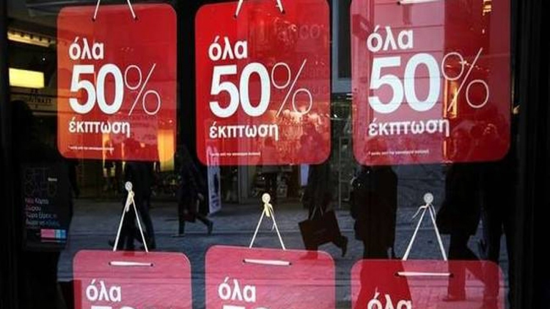 Ξεκινούν οι ενδιάμεσες εκπτώσεις – Ποια Κυριακή θα είναι ανοικτά τα καταστήματα