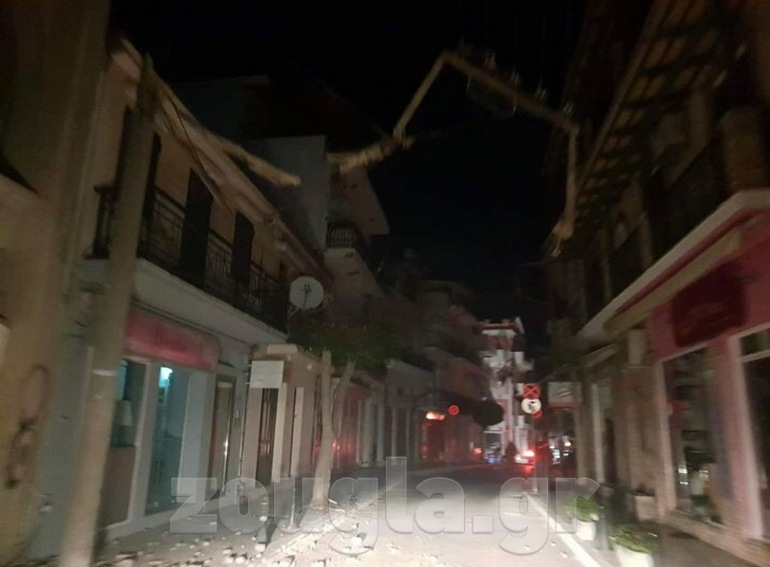 Εικόνα από την οδό Λεωνίδα Ζώη στην πόλη της Ζακύνθου. Κολόνα της ΔΕΗ έπεσε πάνω σε σπίτι