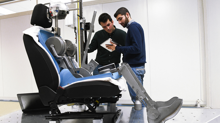 Έτσι δοκιμάζονται τα καθίσματα των αυτοκινήτων Έτσι δοκιμάζονται τα καθίσματα των αυτοκινήτων