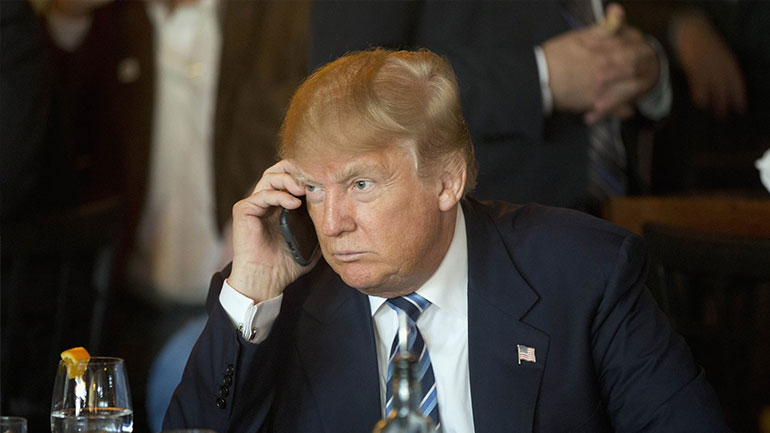 Αξιωματούχος της Κίνας κοροϊδεύει τον Τραμπ για το iPhone του