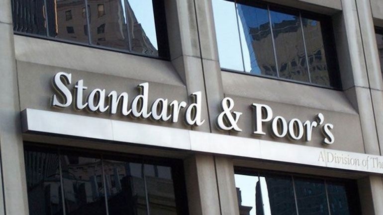Standard & Poor’s: Από «σταθερή» σε «αρνητική» η πρόβλεψη για την οικονομική προοπτική της Ιταλίας