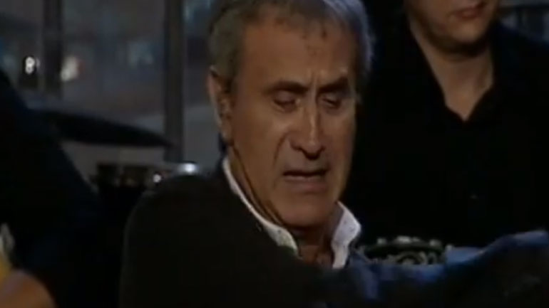 Έκλαψε και πέταξε το μικρόφωνο ο Νταλάρας για τον Μάνο Ελευθερίου Έκλαψε και πέταξε το μικρόφωνο ο Νταλάρας για τον Μάνο Ελευθερίου