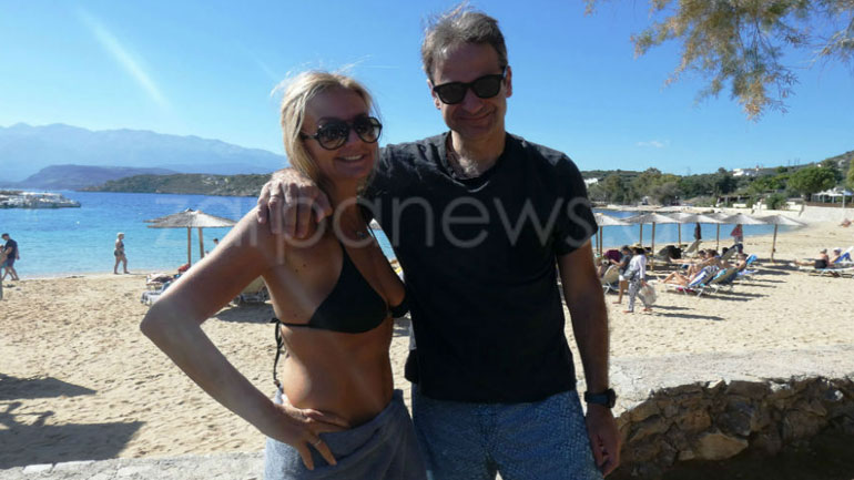 Κυριάκος και Μαρέβα για μπάνιο στα Χανιά