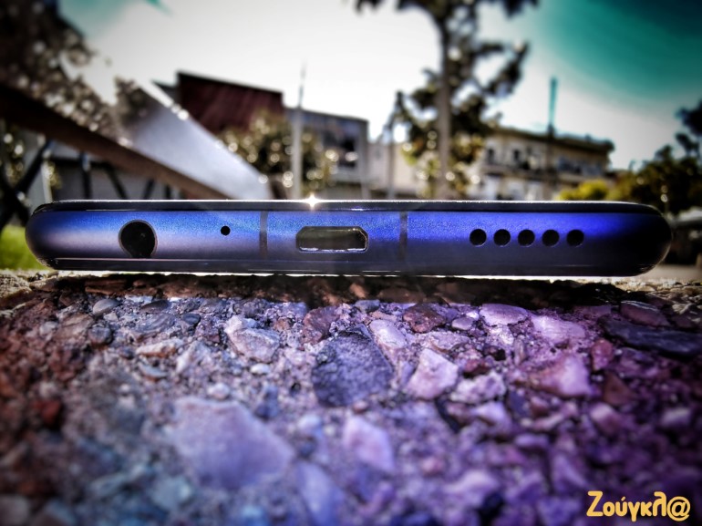 Audio jack 3.5mm θύρα, Micro USB και το speaker grill