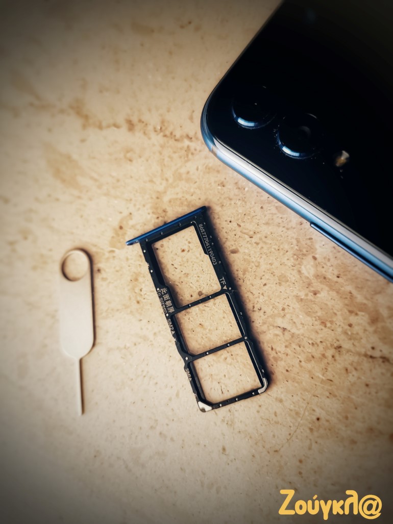 Ξεχωριστές θύρες για 2 κάρτες SIM και μία microSD