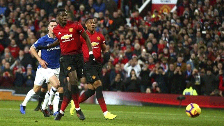 «Τρίποντο» για τη Γιουνάιτεντ, 2-1 την Έβερτον