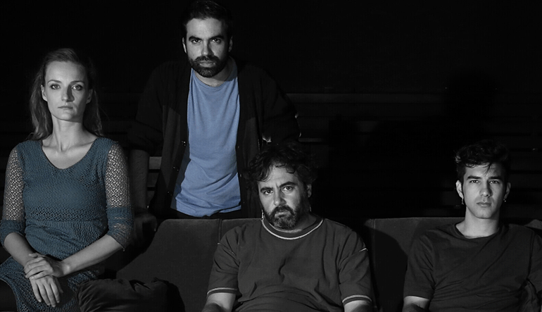 Παράταση παραστάσεων για το έργο «O Xαρτοπόλεμος» στο θέατρο Γκλόρια Μικρό