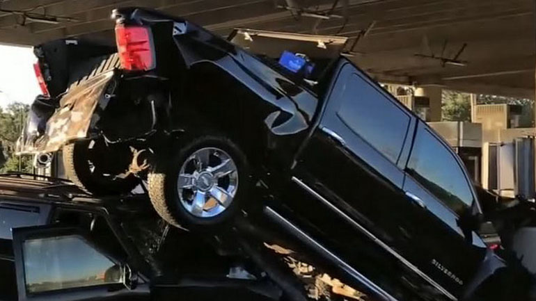 Τον πήρε ο ύπνος στο τιμόνι και τα διέλυσε όλα! Τον πήρε ο ύπνος στο τιμόνι και τα διέλυσε όλα!