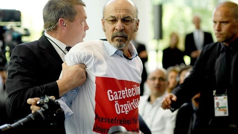 Γερμανία: Αντιμέτωπος με το ενδεχόμενο απέλασης ο δημοσιογράφος που διαμαρτυρήθηκε κατά τη διάρκεια της επίσκεψης Ερντογάν