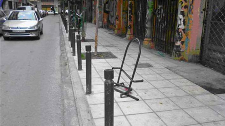 Θεσσαλονίκη: Φθορές και βλάβες εξαιτίας βανδαλισμών στην πλατεία Χρηματιστηρίου