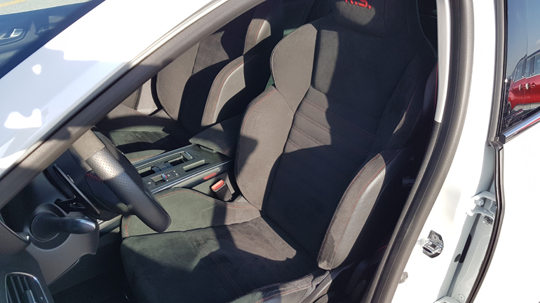 Άνετα και με καλή πλευρική στήριξη τα καθίσματα του Megane