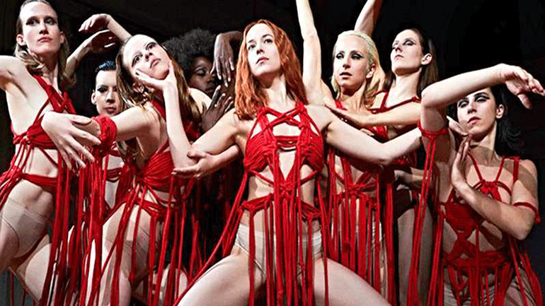 «Suspiria»: Ο Λούκα Γκουαντανίνο διασκευάζει το κλασικό θρίλερ του Ντάριο Αρζέντο