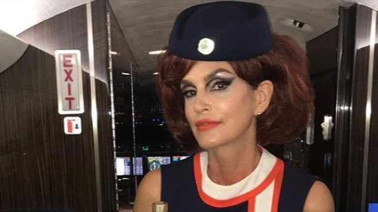 Η Cindy Crawford σε ρόλο αεροσυνοδού!