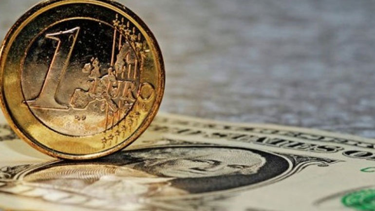 Oριακά υποχωρεί το ευρώ έναντι του δολαρίου