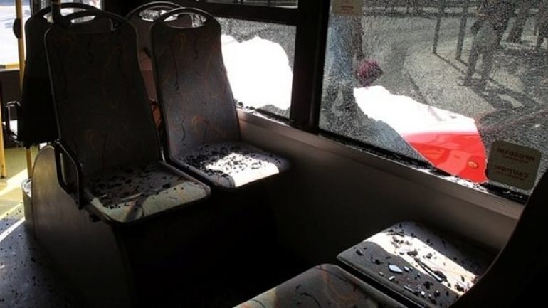 Νέες επιθέσεις σε λεωφορείο στη λεωφόρο Συγγρού και σε συρμό του ΗΣΑΠ στα Πετράλωνα