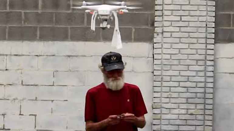 Κοινωνικό πείραμα: Τι συμβαίνει όταν άστεγοι πολίτες λαμβάνουν χρήματα από τον… ουρανό