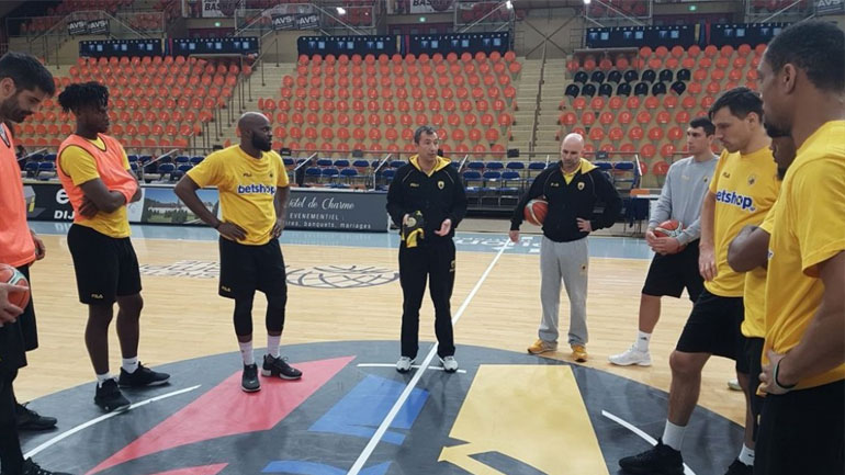 Μπάνκι στους παίκτες του: «Είναι προνόμιο να είμαστε στην ΑΕΚ»