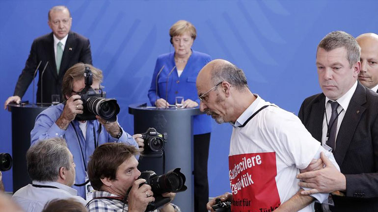 Ο Ερντογάν, ο ακτιβιστής και η επίμαχη μπλούζα