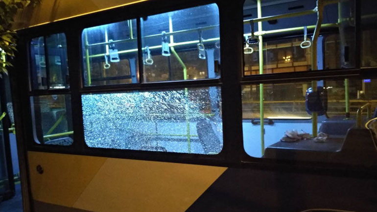 Συνελήφθησαν τρεις ανήλικοι για επίθεση σε λεωφορείο στην περιοχή των Αγίων Αναργύρων