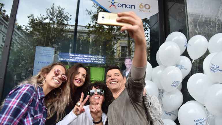 Και το attica στο ρυθμό της «Ομάδας Προσφοράς ΟΠΑΠ» – Δείτε τα αποκαλυπτήρια της βιτρίνας από τον Σάκη Ρουβά