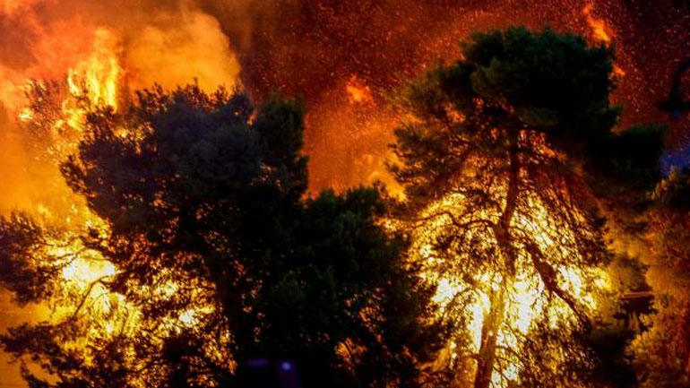 Κρήτη: Μάχη με τις φλόγες δίνουν οι πυροσβέστες…κοντά σε ανεμογεννήτριες