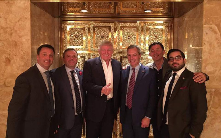 Φωτογραφία: Μαζί με τον Ντόναλντ Τραμπ και τον βασικό υπέρμαχο του Brexit Νάιτζελ Φάρατζ