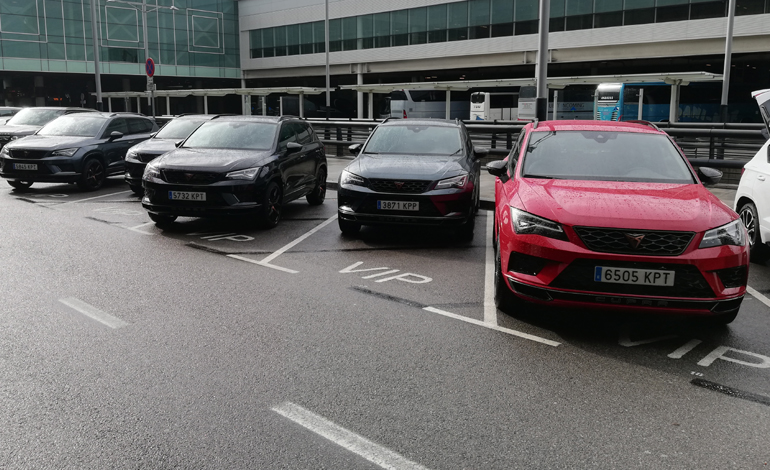 Τα αυτοκίνητα μας περιμένουν στο αεροδρόμιο της Βαρκελώνης για τις πρώτες δοκιμές