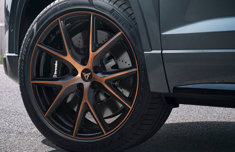 Οι ζάντες σε απόχρωση μαύρου και χαλκού με τα φρένα της Brembo από πίσω
