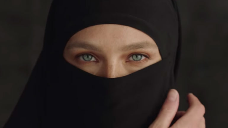 Διαφήμιση με μπούργκα διάσημου Ισραηλινού μοντέλου προκαλεί αντιδράσεις