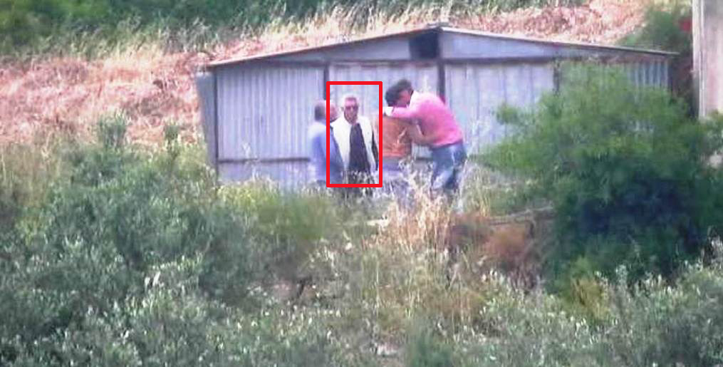 O καθηγητής κατά τη διάρκεια παρακολουθήσεων της Αστυνομίας το 2016, μιλάει με μέλη της οργάνωσης