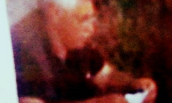 Η επίμαχη φωτογραφία από τις παρακολουθήσεις, όπου ο 'καθηγητής' διαβάζει τις εντολές του αρχηγού