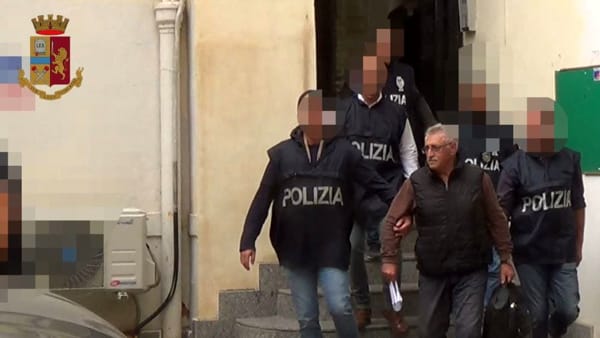 Οι αστυνομικοί περνούν χειροπέδες στον καθηγητή 