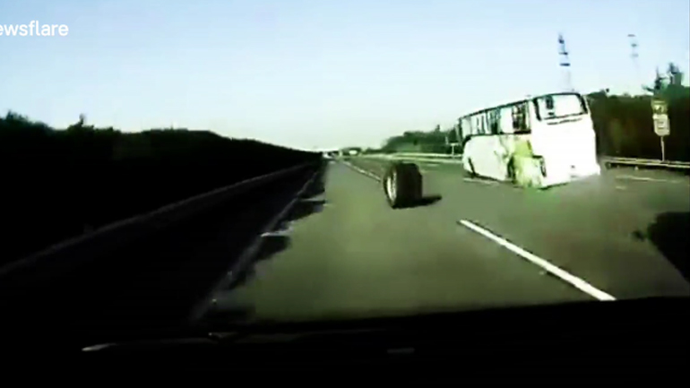 Έφυγε ο τροχός του λεωφορείου στη μέση του αυτοκινητόδρομου!