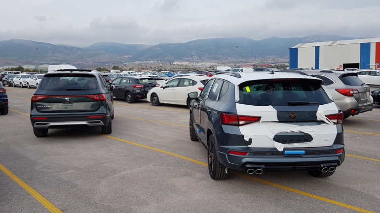 Η πίσω όψη για τα δύο ισπανικά μοντέλα