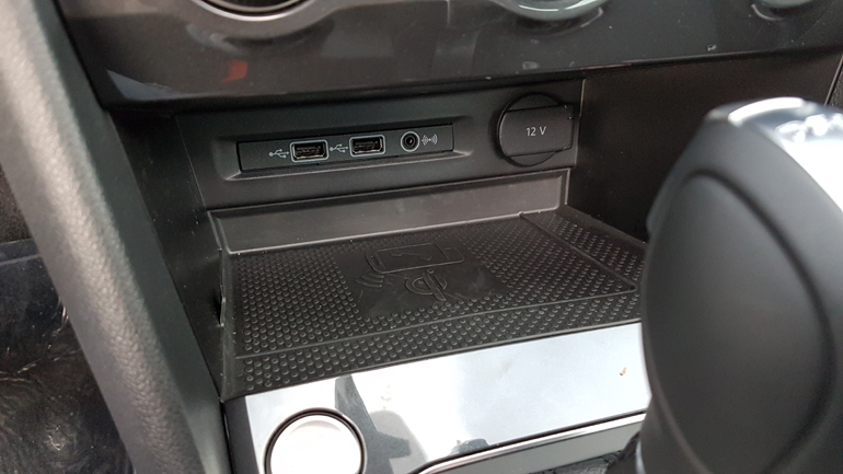 Θύρες USB, AUX και θέση για φόρτιση κινητού