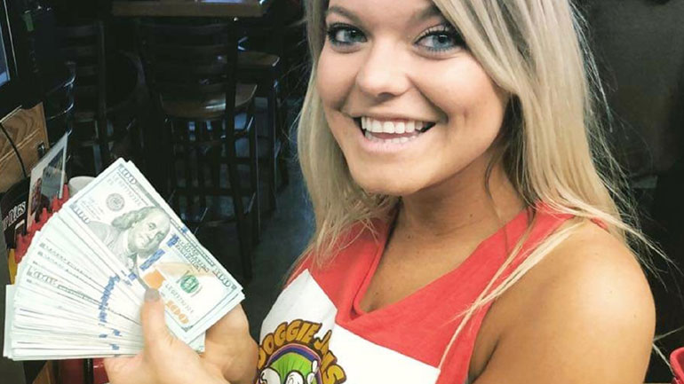 Δεν πίστευε στα μάτια της η σερβιτόρα: Youtuber άφησε φιλοδώρημα 10.000 δολ.!