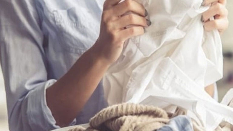 Πώς να κάνεις τα ρούχα να μυρίζουν όμορφα χωρίς μαλακτικό