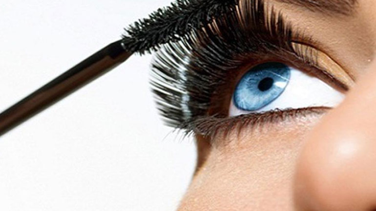 Δες τι να κάνεις αν έχει πήξει η μάσκαρά σου