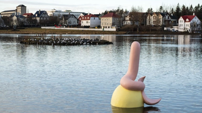 Αντιδράσεις προκαλεί ένα γλυπτό «hot dog» στην Ισλανδία