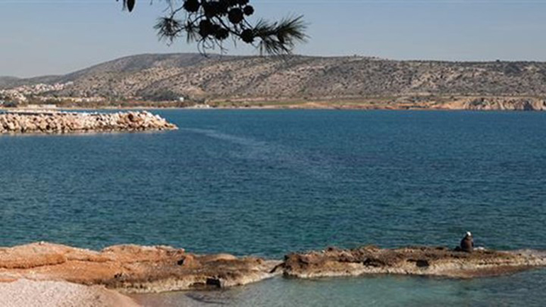 Έκανε μια βουτιά στη Βουλιαγμένη και έβγαλε… υποπολυβόλο